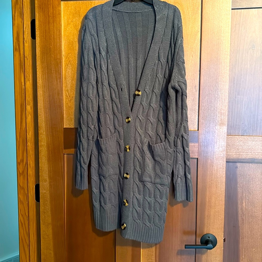 EUC Button down cable knit cardigan